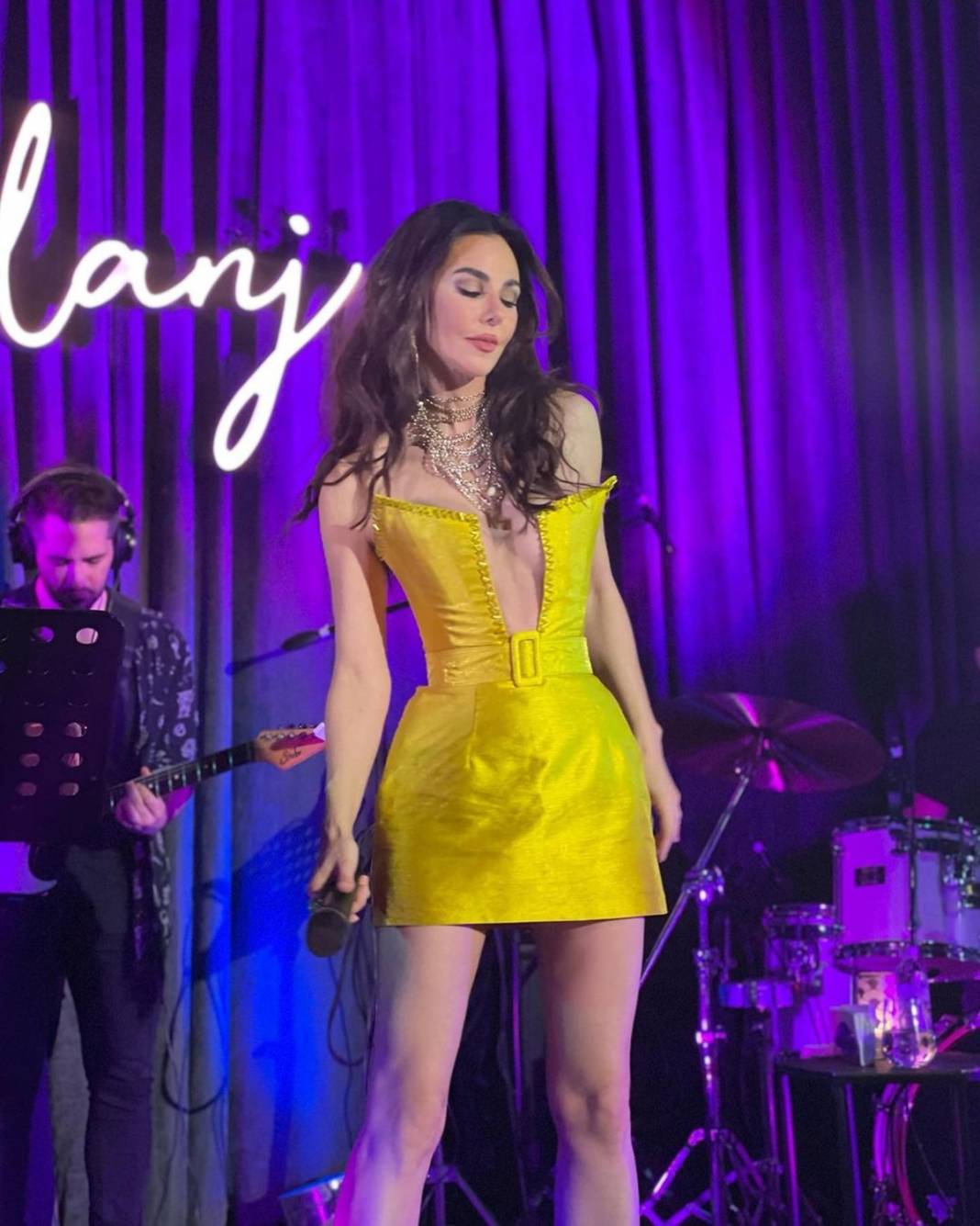 Defne Samyeli kıyafetiyle takipçilerinin diline düştü! O detay anında ortaya çıktı 11